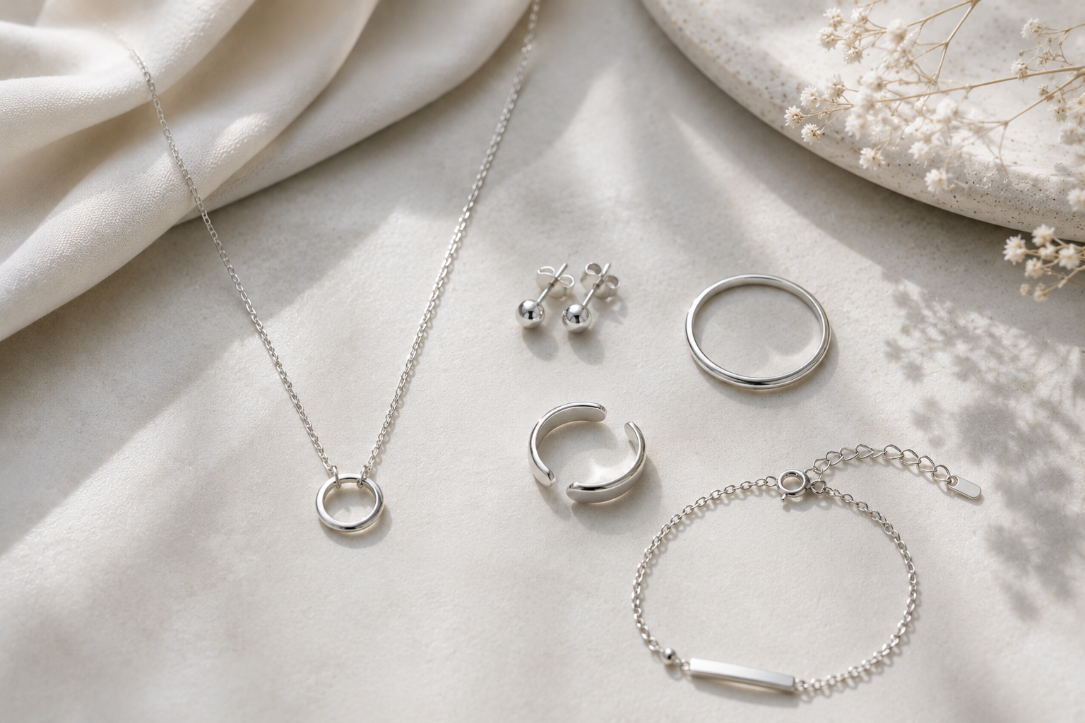 Minimal Jewellery Trends That Are Dominating Fashion In 2025